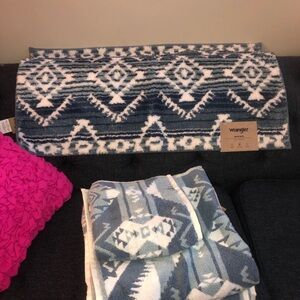 💙 Wrangler 4 piece bathroom set - 1 bath rug , 2 bath towels & 1 hand towel